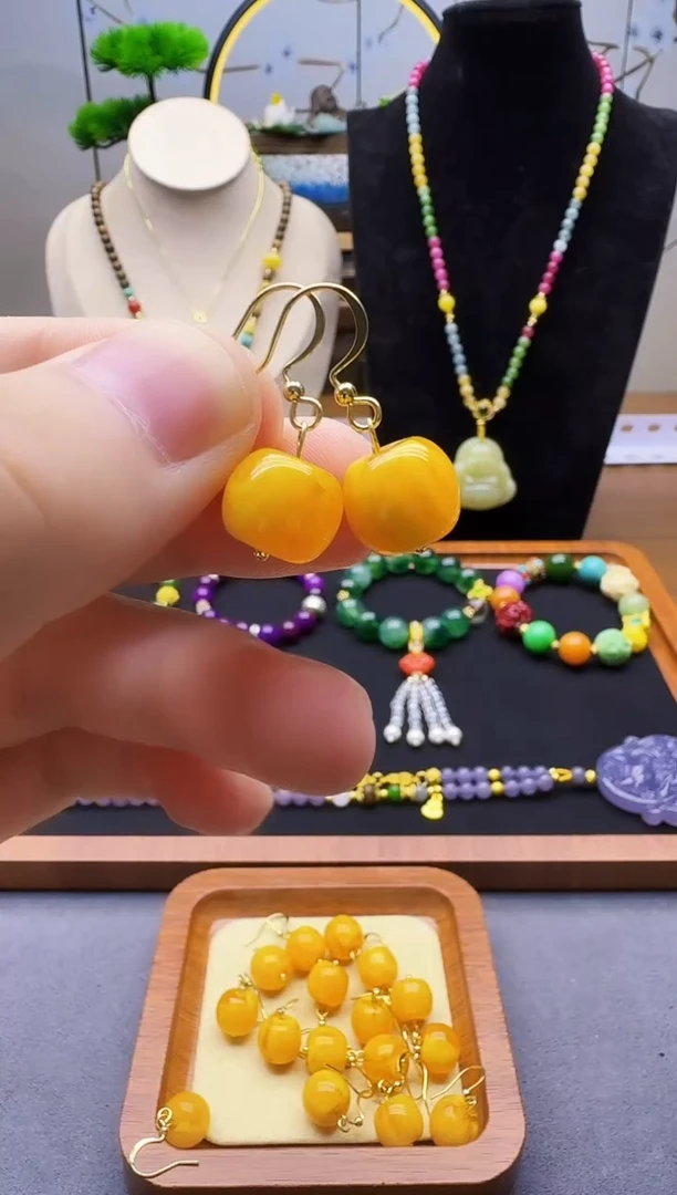 14K金镶嵌蜜蜡耳饰E01