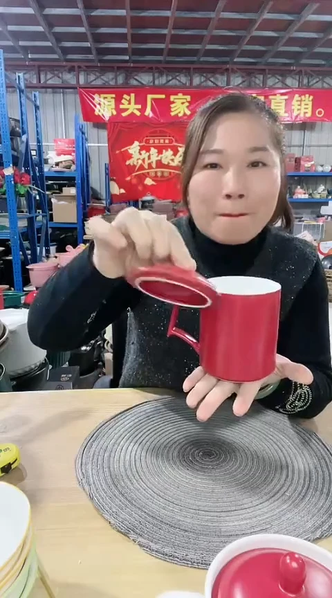 【闪购商品】瑕疵红色杯带盖2个不可明火