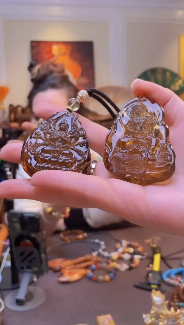 琉璃/树脂/塑料类k**e暴力黄吊坠两个