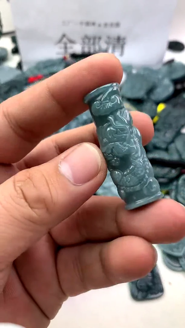 翡翠未镶嵌颈饰龙柱