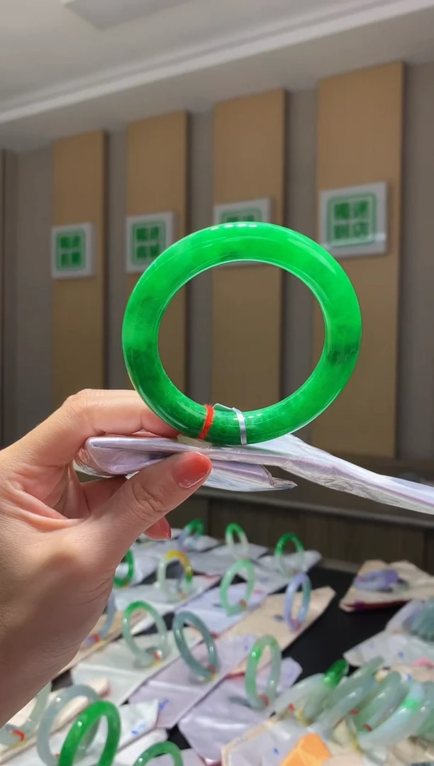 未镶嵌手镯翡翠- 圈口 全款280万 定金2万