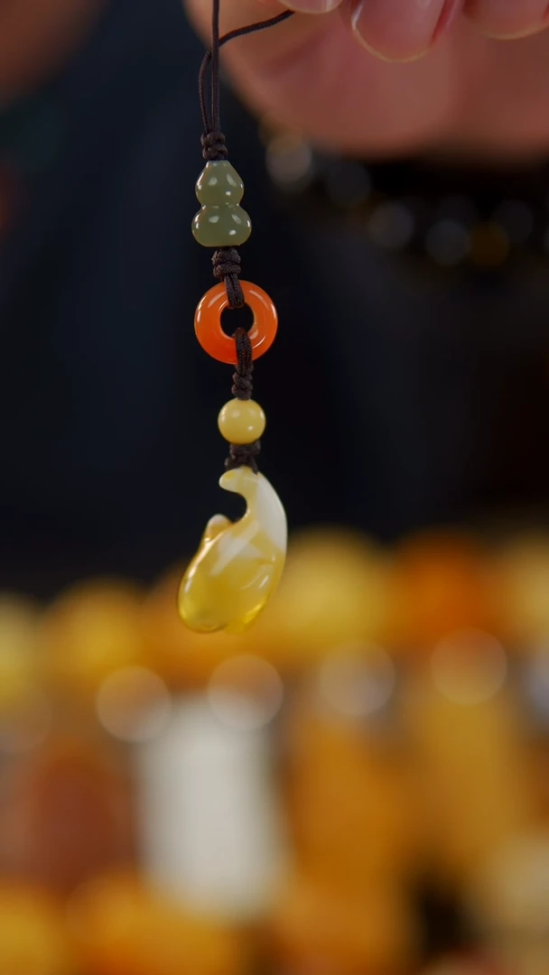 【闪购商品】蜜蜡裸石未镶嵌金瓷白海豚手机链