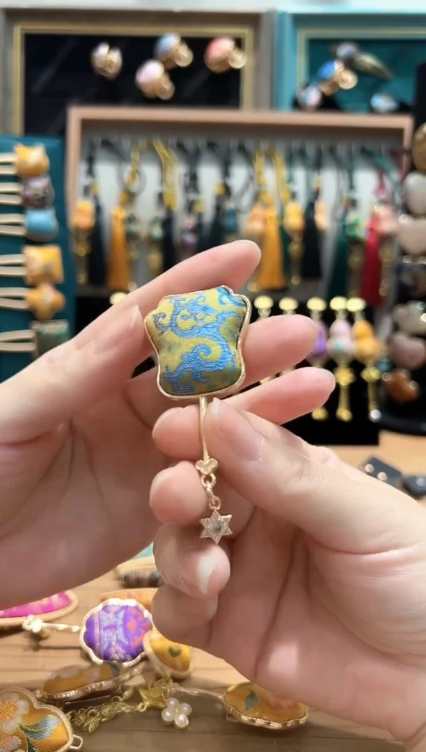 【闪购商品】【孤品车3.3】苏地變龙芭蕉扇胸针