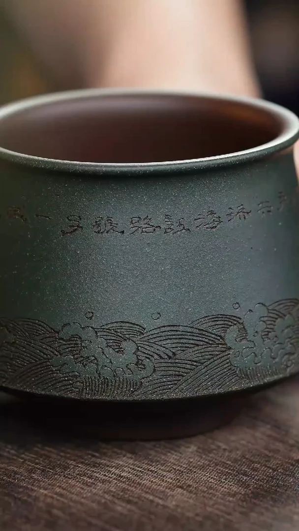 九斋底槽清粉墨绿泥刻绘龙舟紫砂杯