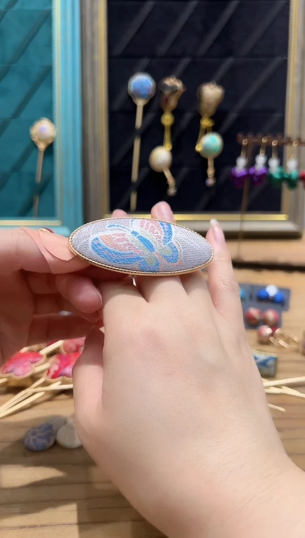 【闪购商品】【一物一拍专车】浅色蝴蝶大夹大夹子