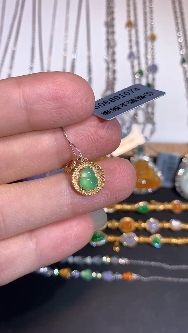 颈饰18K金镶嵌翡翠吊坠