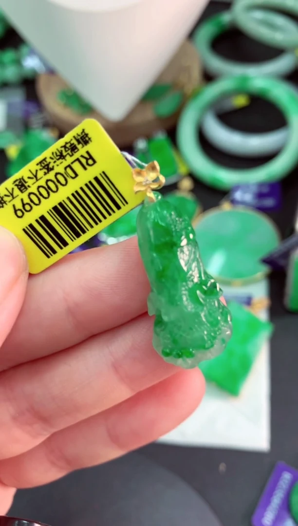 翡翠18K金镶嵌颈饰挂件
