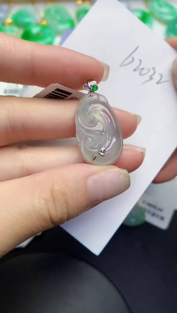 翡翠18K金镶嵌颈饰缅甸天然翡翠A货