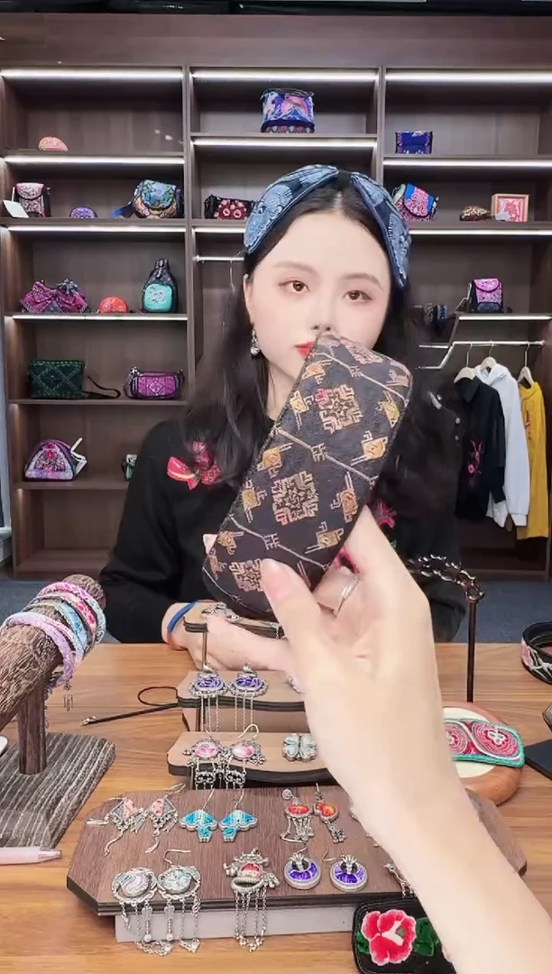 织绣A102蒙阿苏苗绣传承店