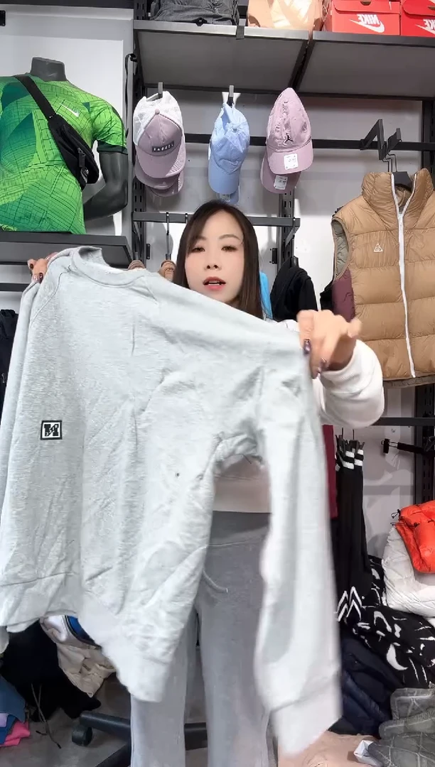 1686编码 瑕疵款直播间过款为准 尺码L    身高  175