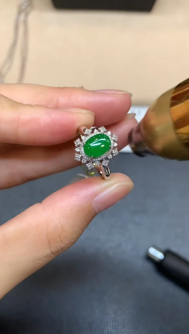 18K金镶嵌戒指翡翠蛋面【无服务费