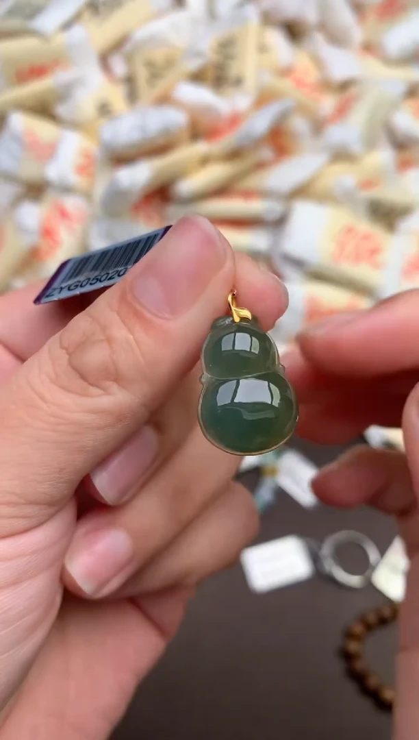 翡翠挂件18K金镶嵌 —