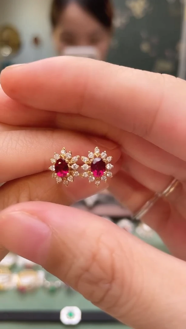 18K金镶嵌耳饰红宝石主石：0.82ct