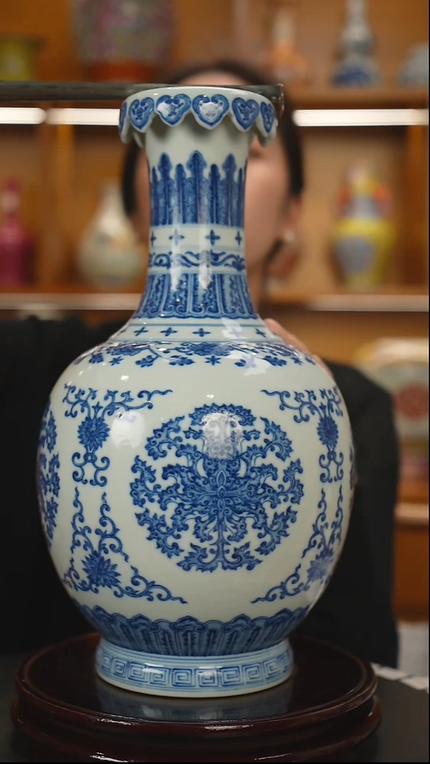 其他青花缠枝莲赏瓶一只