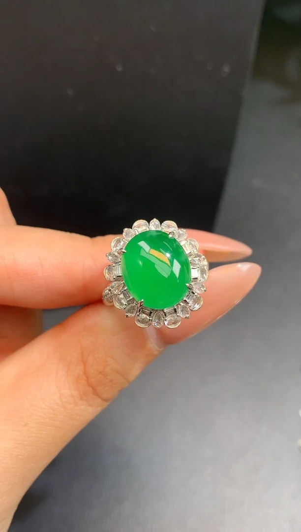 颈饰18K金镶嵌翡翠戒指