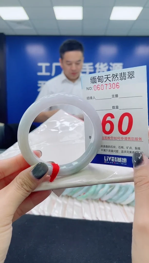 未镶嵌手镯翡翠天然翡翠手镯