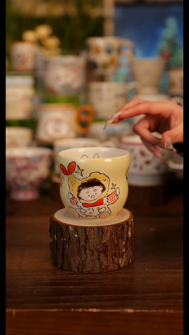 阿满手握杯子 今天吃什么