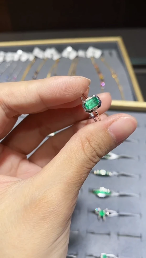 18K金镶嵌戒指祖母绿