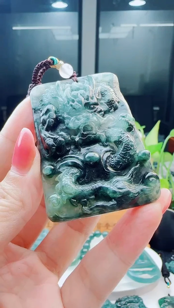 翡翠未镶嵌颈饰多样性发货其中一件