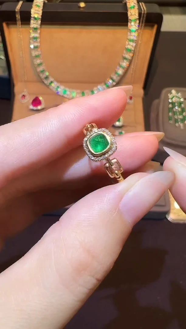 18K金镶嵌戒指祖母绿0.53ct