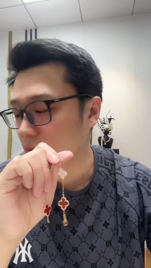 18K金镶嵌手链钻石格***?红花隔钻手链