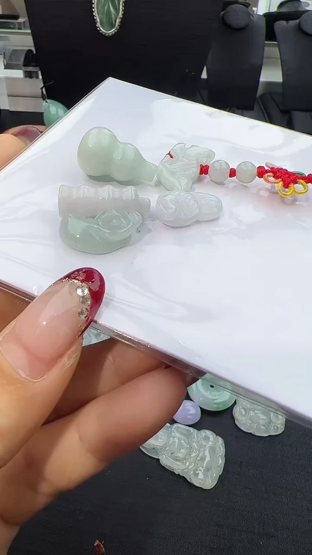 【闪购商品】翡翠挂件未镶嵌生肖牛，蛇，龙，节节高，葫芦