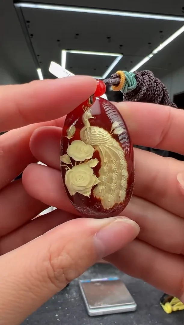 未镶嵌颈饰琥珀孔雀