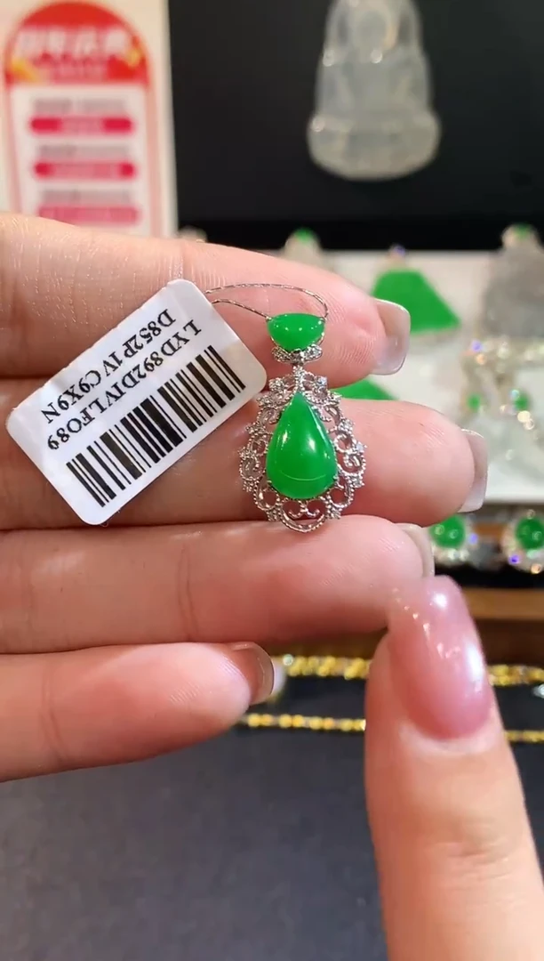 吊坠(不含链)18K金镶嵌翡翠多样性发其一