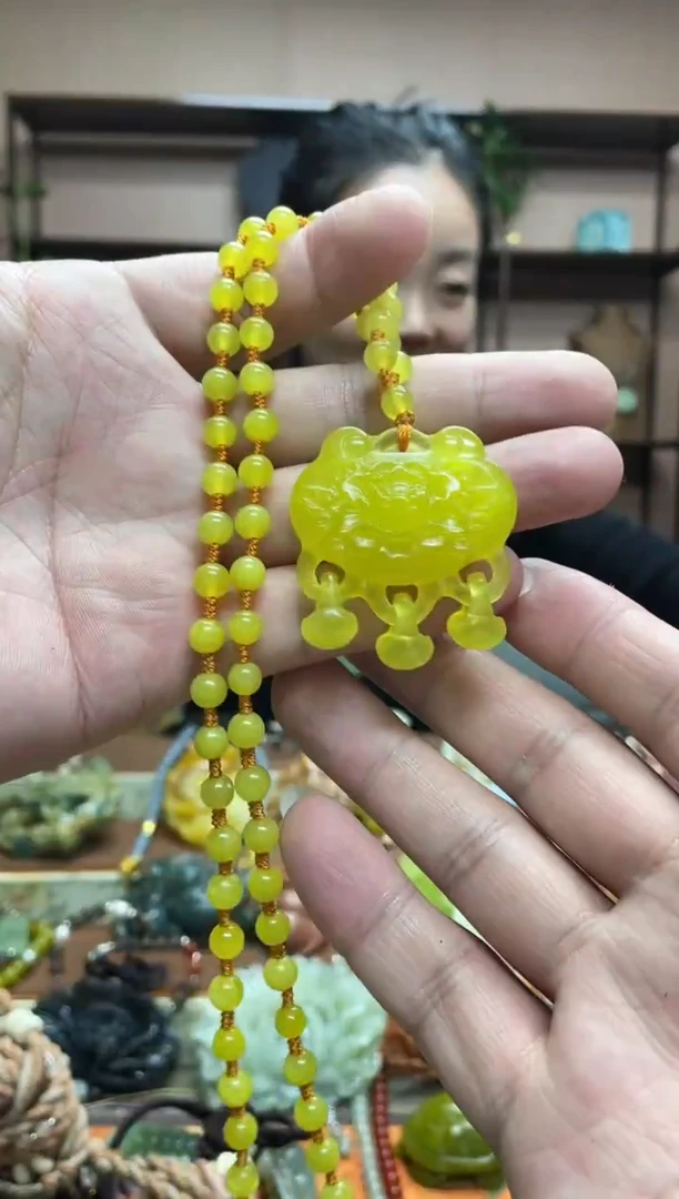 未镶嵌岫玉颈饰·