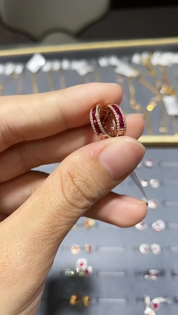 18K金镶嵌耳饰红宝石