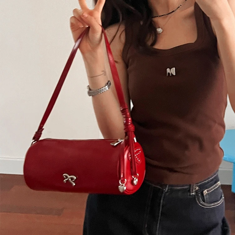 原创油腊牛皮腋下枕头包2025新款单肩圆筒包高级感斜挎小包笔筒包