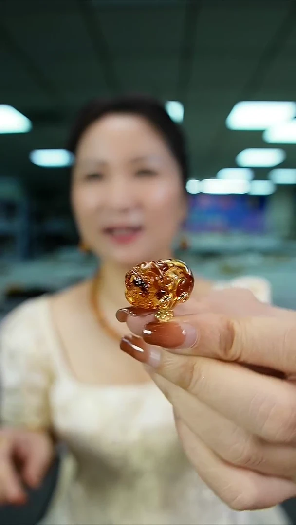 银S925镶嵌琥珀戒指俄罗斯琥珀花珀貔貅戒指