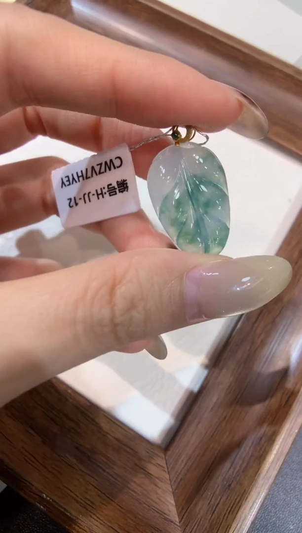 颈饰18K金镶嵌翡翠叶子