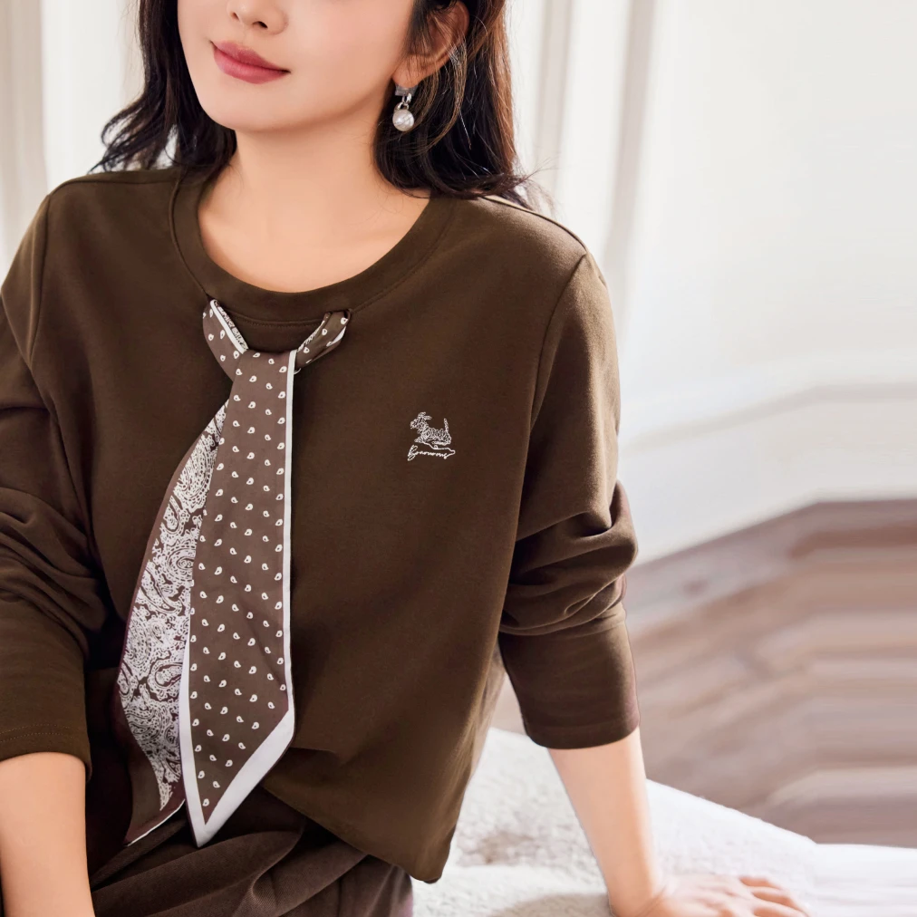 MsShe大码女装2025冬装时尚刺绣可拆卸丝巾磨毛长袖T恤Q2510022