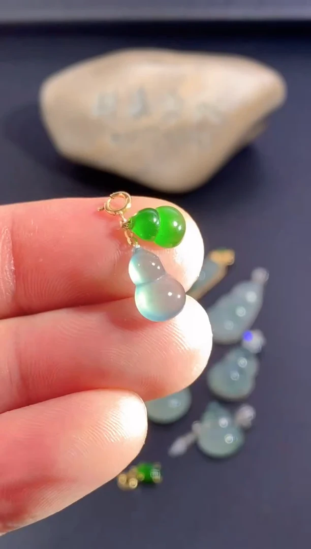 颈饰18K金镶嵌翡翠