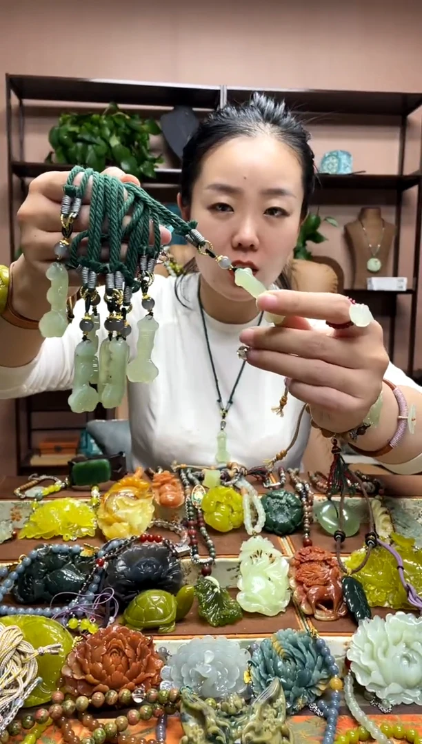 未镶嵌岫玉颈饰多样性发货发其中之一