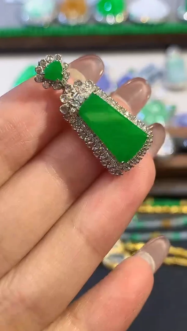 吊坠(不含链)18K金镶嵌翡翠多样性发其一