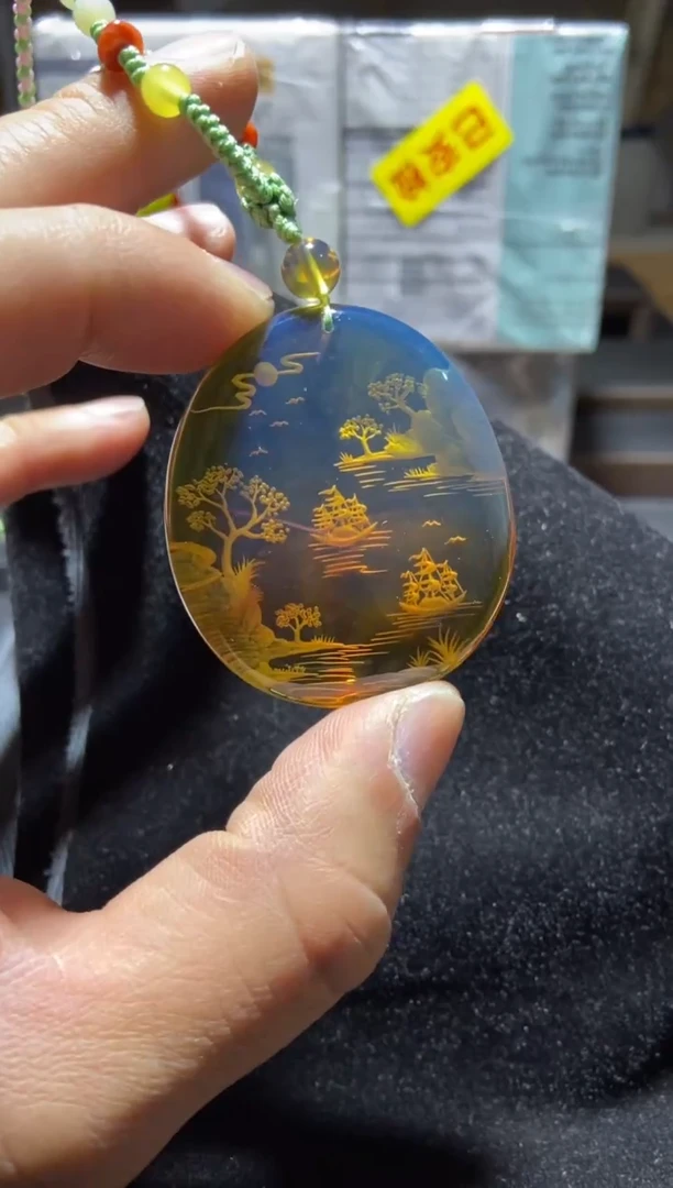 琥珀颈饰未镶嵌阴雕山水