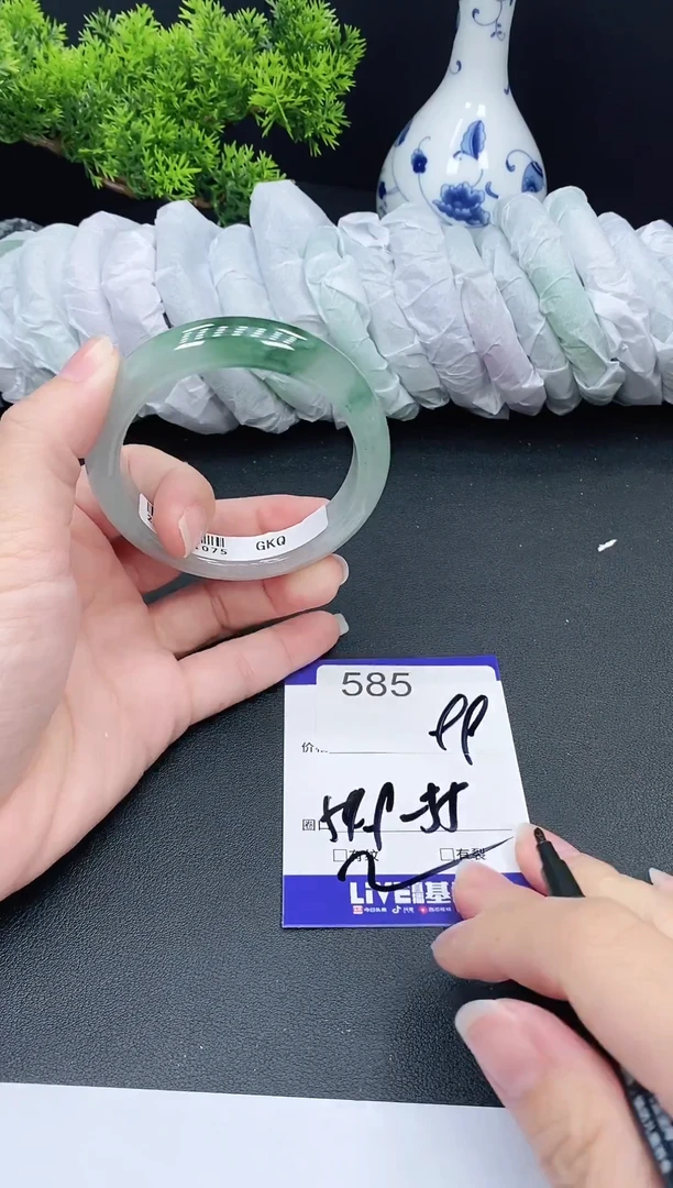 未镶嵌手镯翡翠585