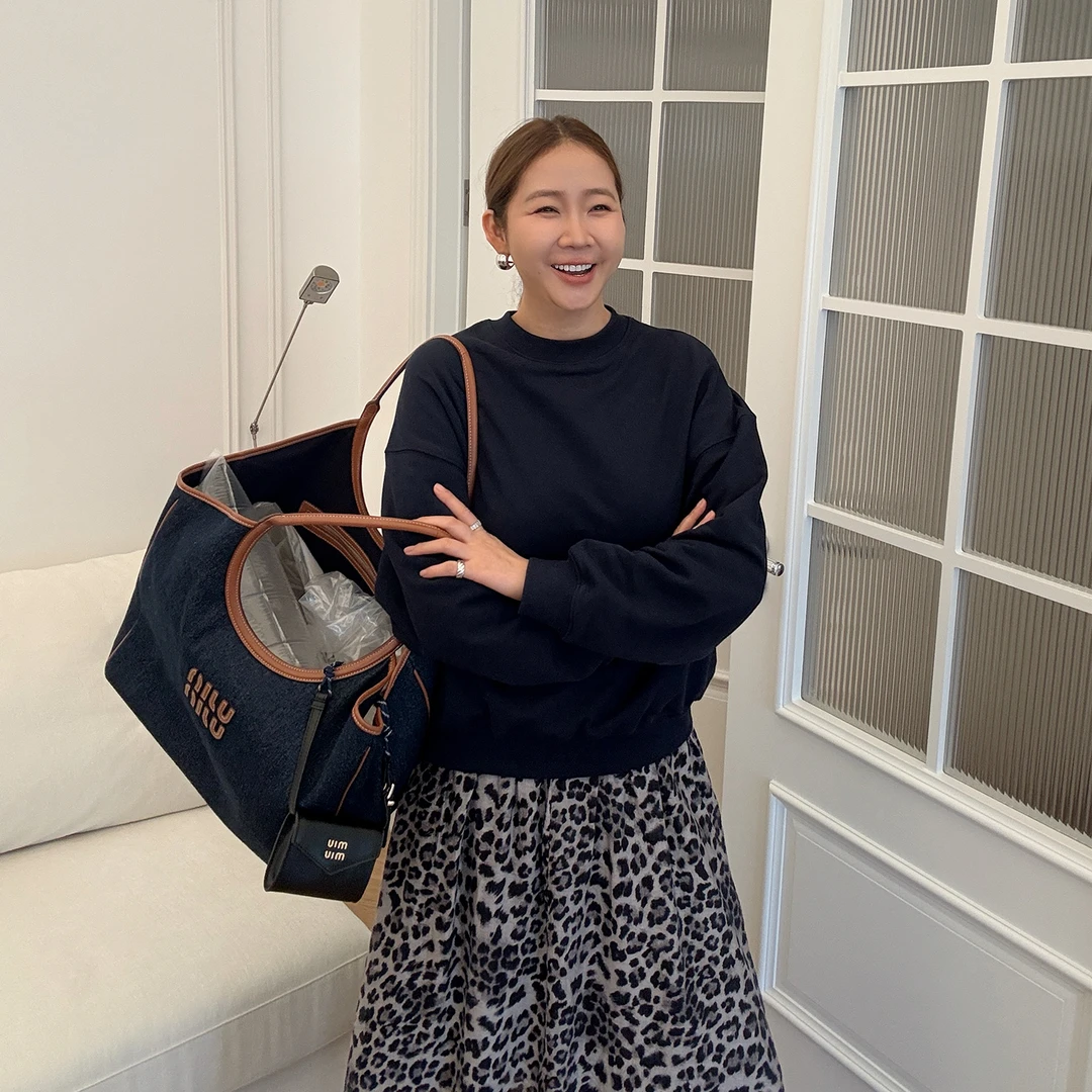 widelia陈姬儿秋季简约圆领藏蓝色卫衣女百搭休闲风长袖上衣8095