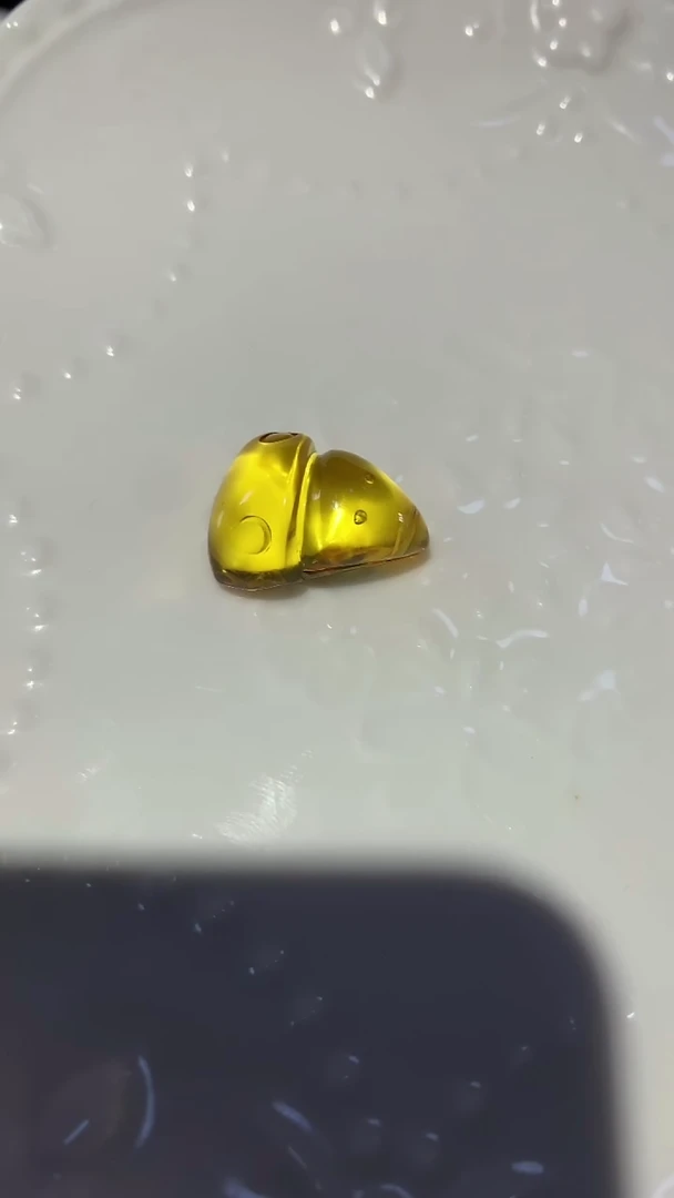 未镶嵌颈饰琥珀小老鼠