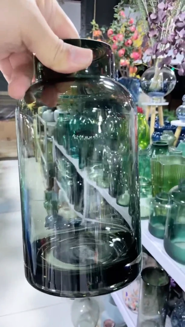 透灰色花瓶........