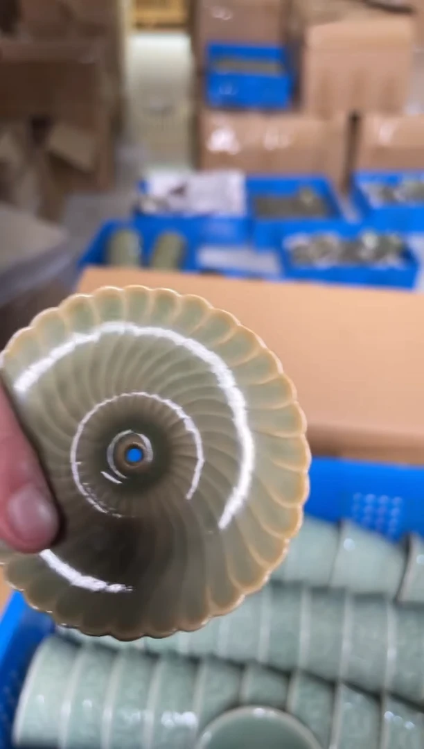 陶瓷橄榄绿香插 微瑕