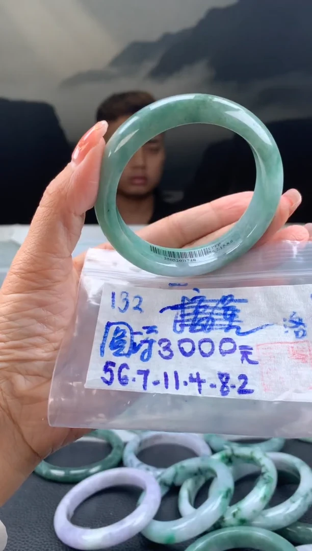 翡翠手镯未镶嵌圆****维翡翠手镯 下单联系小耳机#132