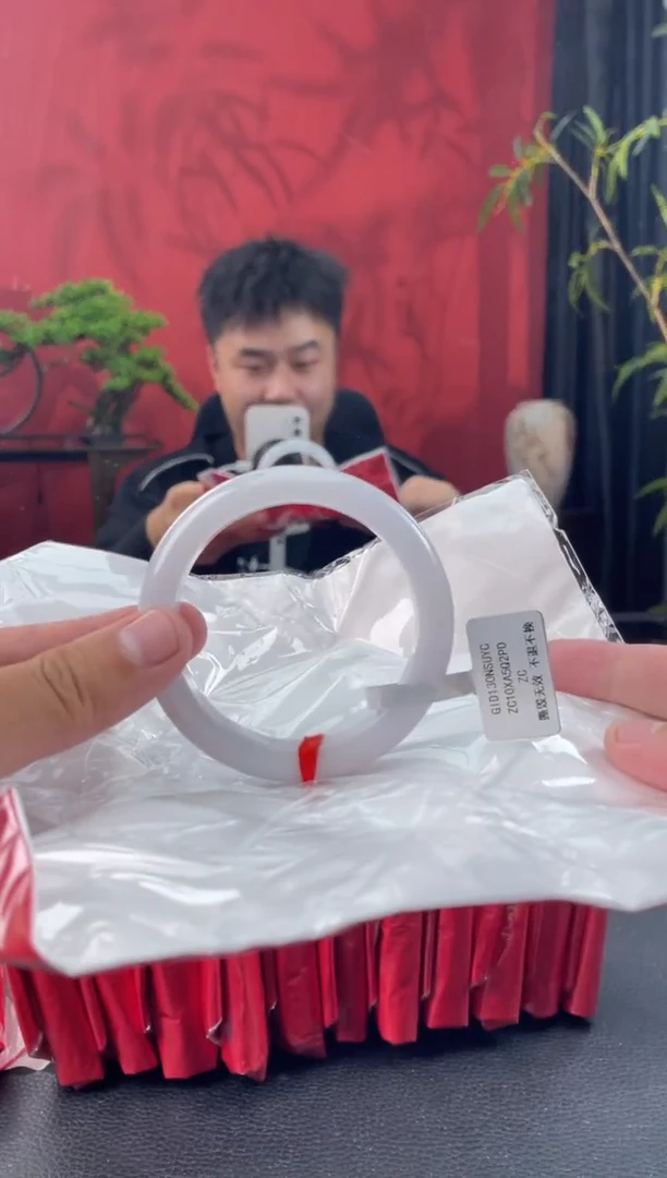 翡翠手镯未镶嵌2