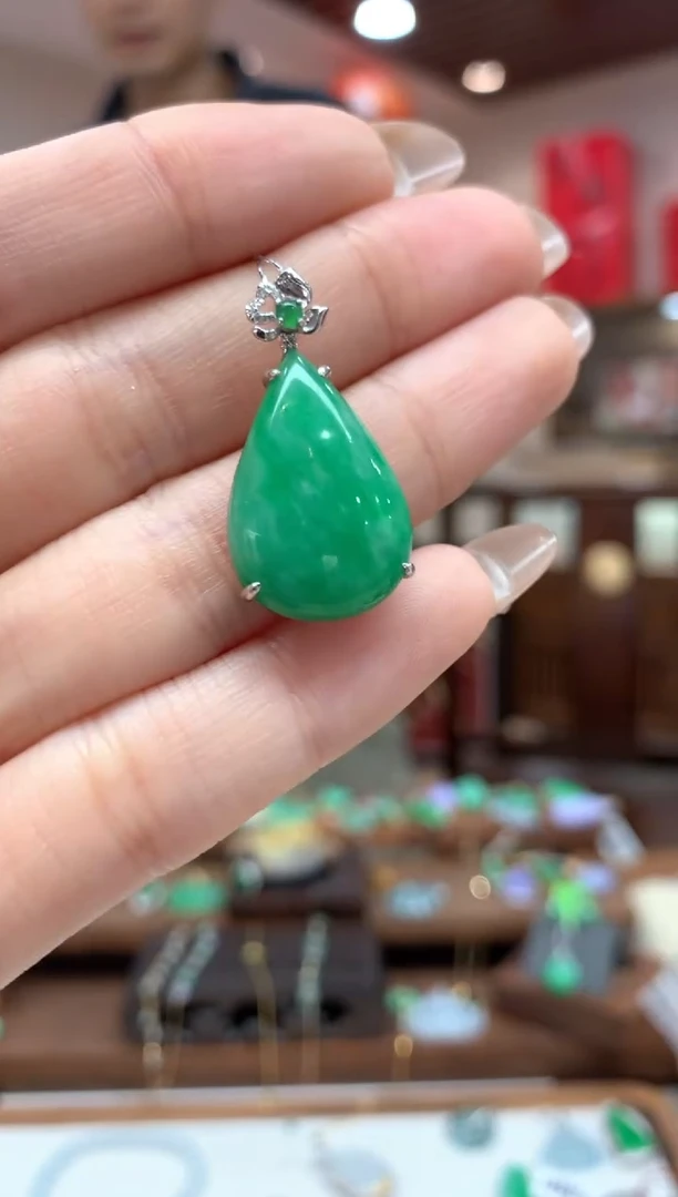 【闪购商品】翡翠吊坠(不含链)18K金镶嵌水滴