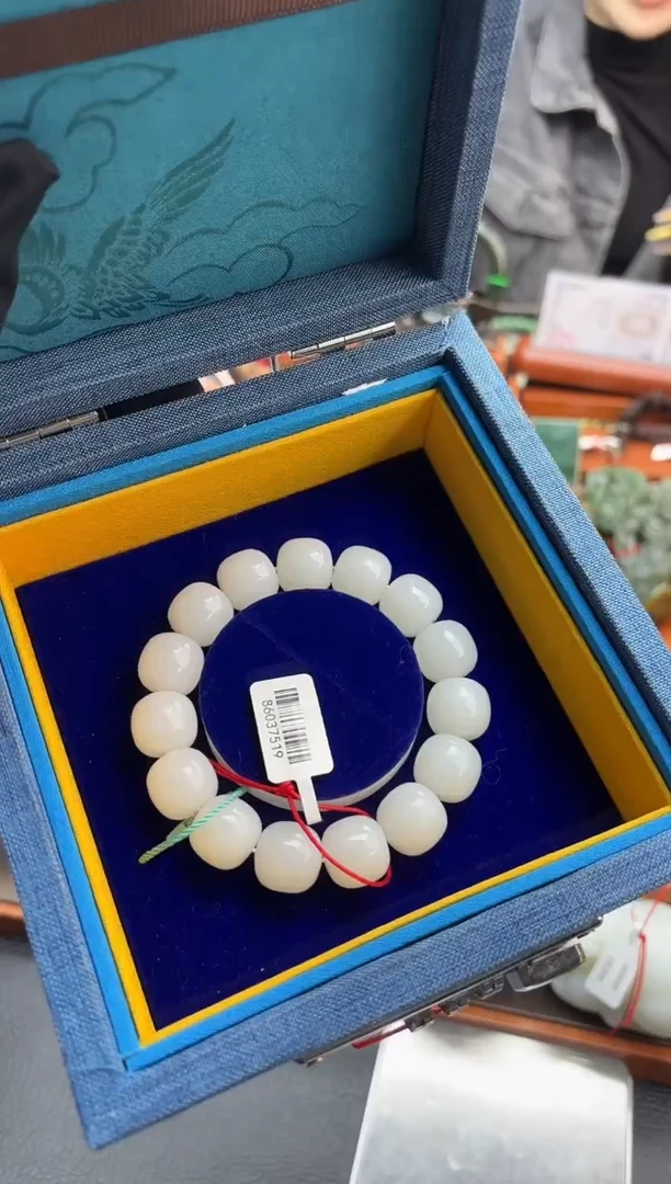 未镶嵌手串和田玉董小姐推荐 多样性发货 拍一发一yzb15