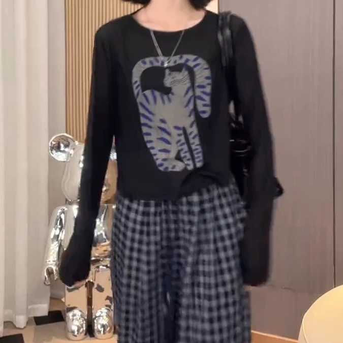 春夏‘’长尾猫‘’时髦减龄休闲设计显瘦撞色软糯长袖t恤