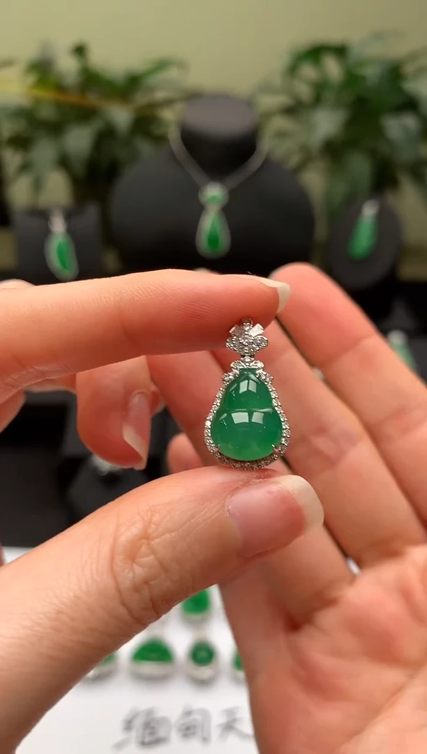 【闪购商品】翡翠颈饰18K金镶嵌葫芦