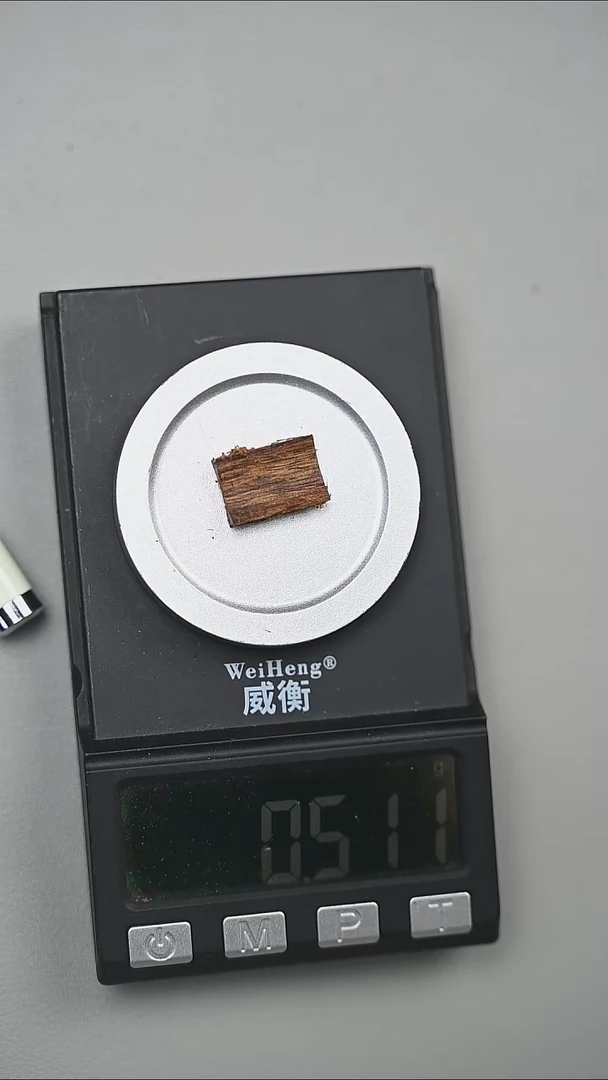 沉香手把件绿奇楠沉水碎料0.5g